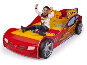 Кровать машина в красном цвете "Чемпион" для маленьких гонщиков с пластиковыми колесами